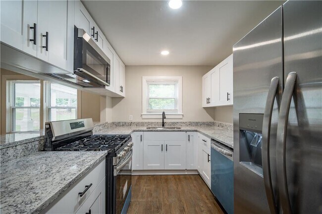 Building Photo - 2137 Delowe Dr