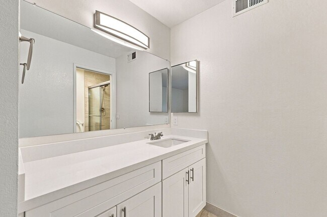 Building Photo - 49 Showers Dr