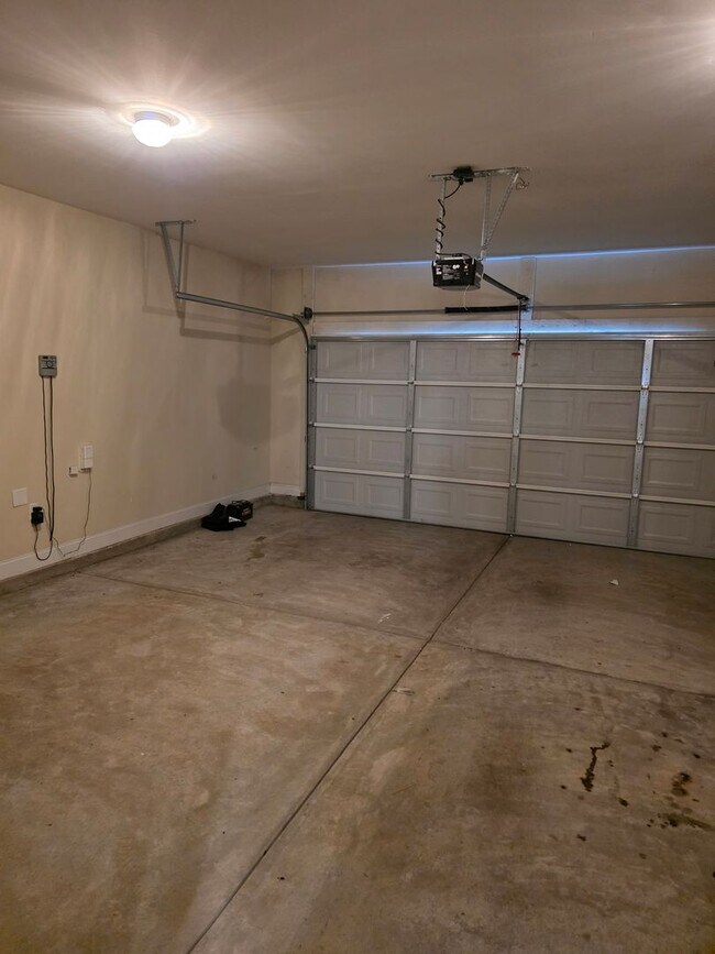 Building Photo - 2 Story 4 BR