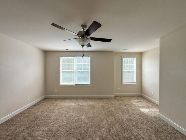 Building Photo - Beautiful 4 Bed 2.5 Bath Home with Fenced Backyard