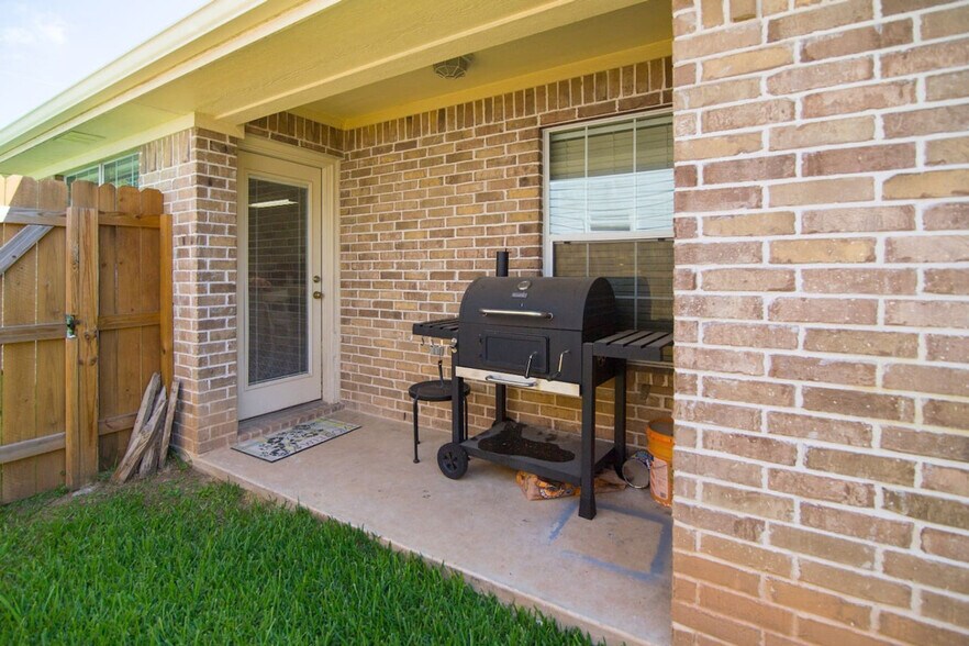 Building Photo - 214 Sterling St