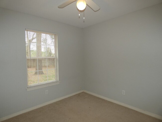 Building Photo - Spacious 3-Bedroom Home