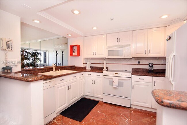 Building Photo - 2555 Collins Ave