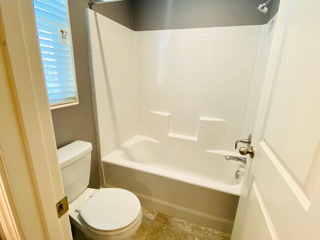 Building Photo - $2,395 Belmont & Fowler, 3 Bedroom - N Eli...
