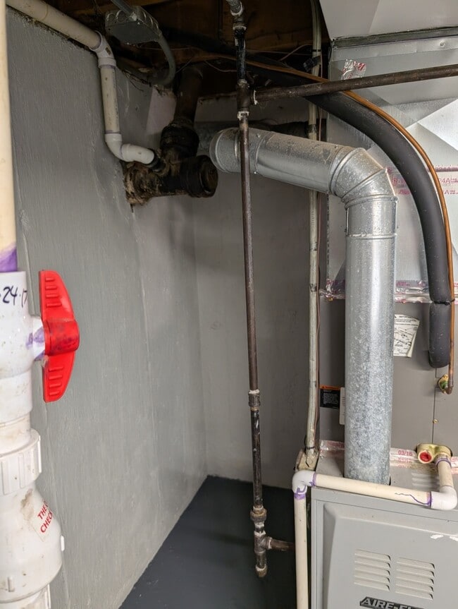 Building Photo - 208 Dee Rd