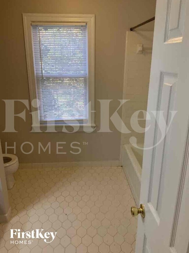 Building Photo - 1395 Oakengate Dr