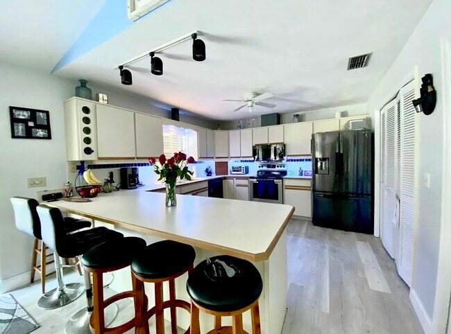 Building Photo - 6106 Everglades Dr