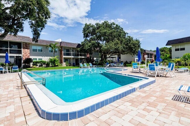 Building Photo - 3800 Saxon Dr