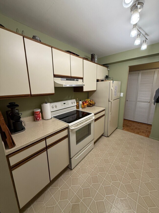 Building Photo - 893 Farmington Ave