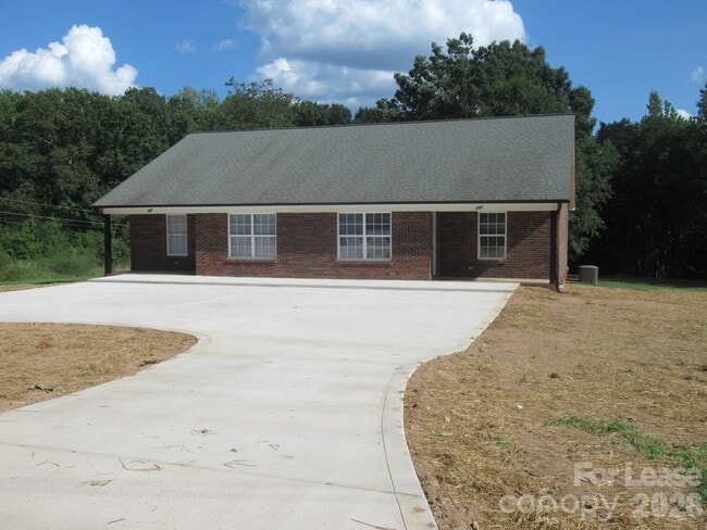 Building Photo - 820 Horseshoe Lake Rd