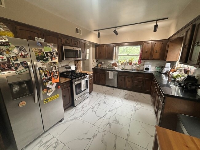 Building Photo - 290 Elm Park Ave