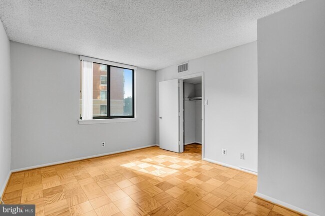 Building Photo - 3800 Fairfax Dr