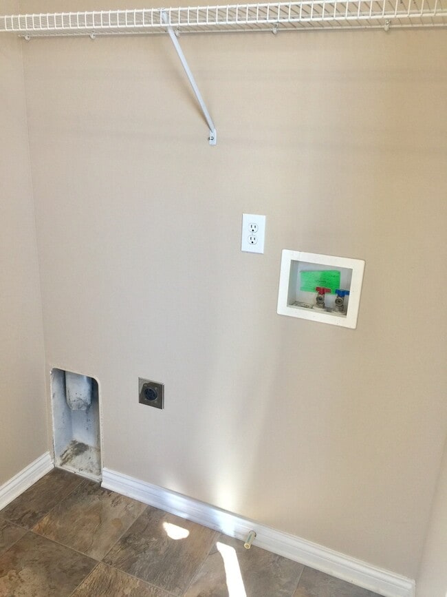 Building Photo - Beautiful Home in Quiet Cul-De-Sac Shelbyville! Basement!