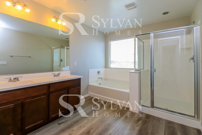 Building Photo - Spacious 4 bedroom home available now!