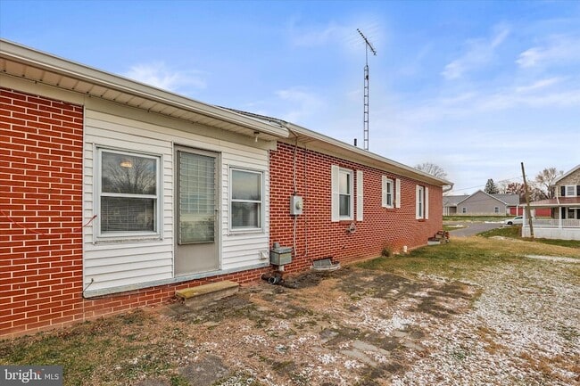 Building Photo - 1055 S Main St