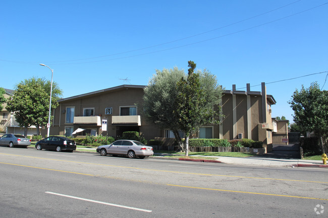 Building Photo - 18631 Burbank Blvd