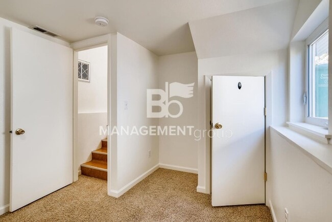 Building Photo - LOCATION, LOCATION, LOCATION! Spacious S Portland Home Walking Distance to PSU and Downtown! MUST...