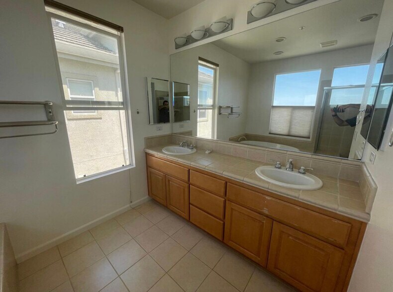 Building Photo - 672 Via Rialto