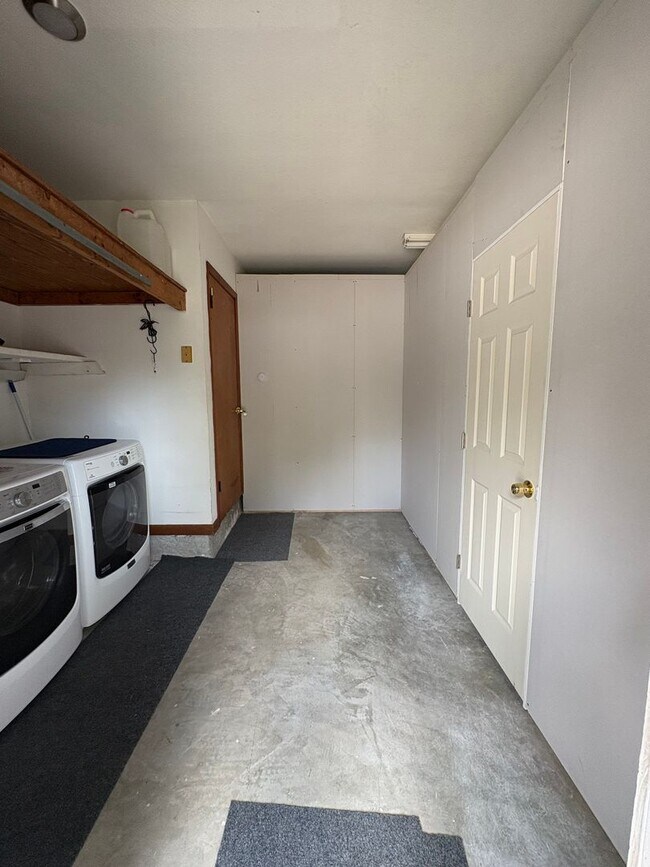 Building Photo - Large studio apartment with use of pool!