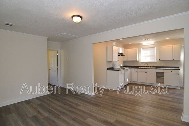 Building Photo - 1924 Roberson Rd