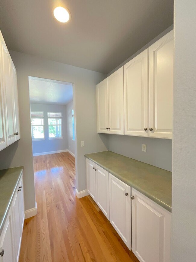 Building Photo - 6 Bedroom Home Available Near North Gate B...