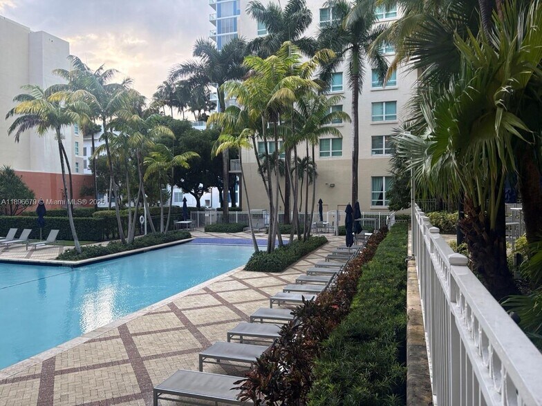 Building Photo - 2000 N Bayshore Dr