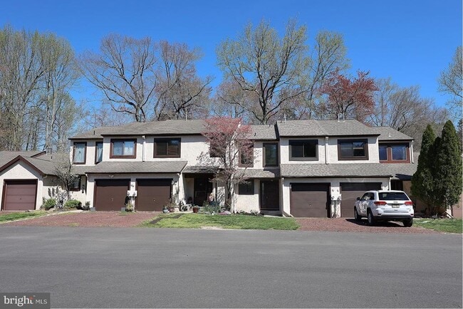 Primary Photo - 49 5 Crown Royal Cir