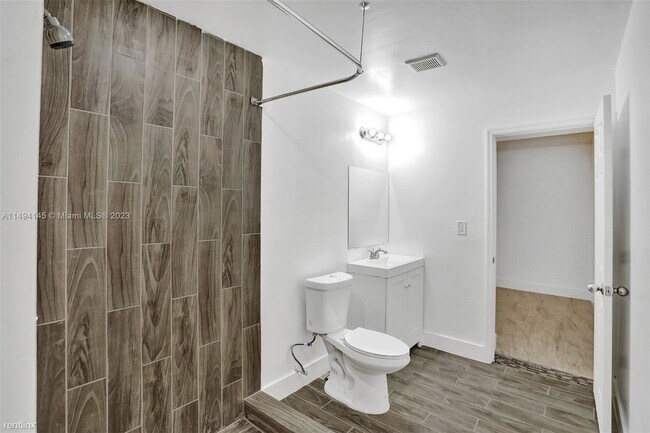 Building Photo - 3 br, 2 bath House - 242 SW 9th St # 1