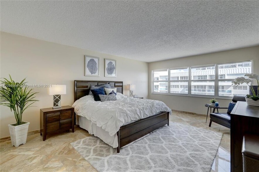 Building Photo - 3410 Galt Ocean Dr