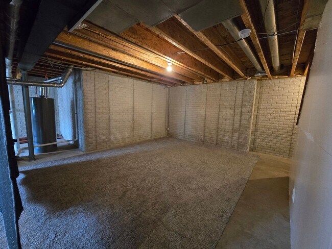 Building Photo - 4 Bedroom Home in Bloomington's East Side