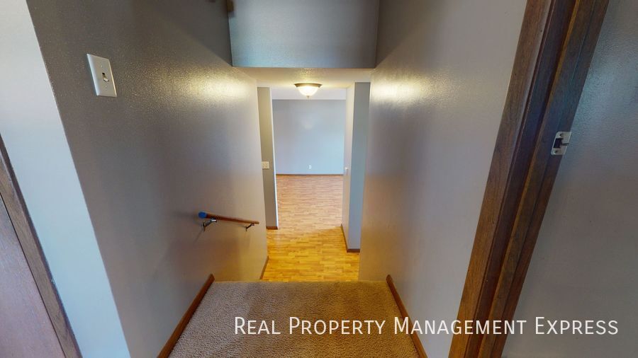 Building Photo - 3 Bed 2 Bath Duplex w/ Attached Garage