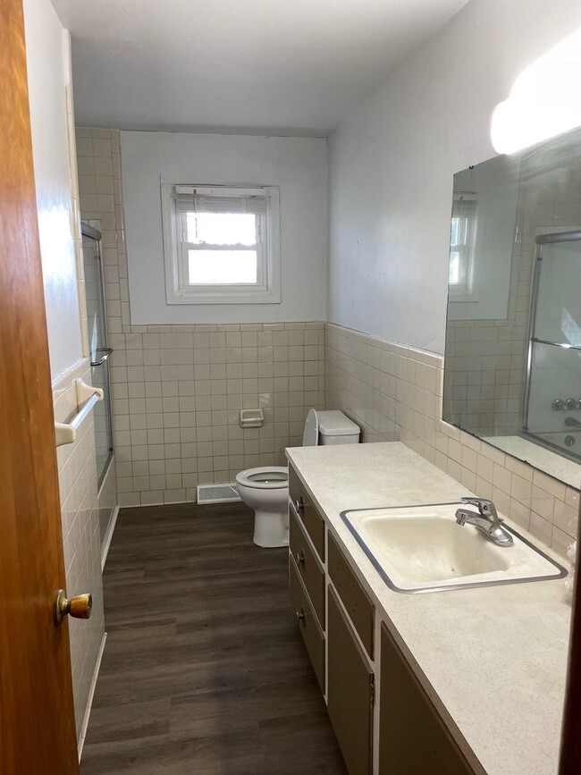 Building Photo - 3/4 BED, 1.5 BATH HOME $1400 MONTH, $1400 ...