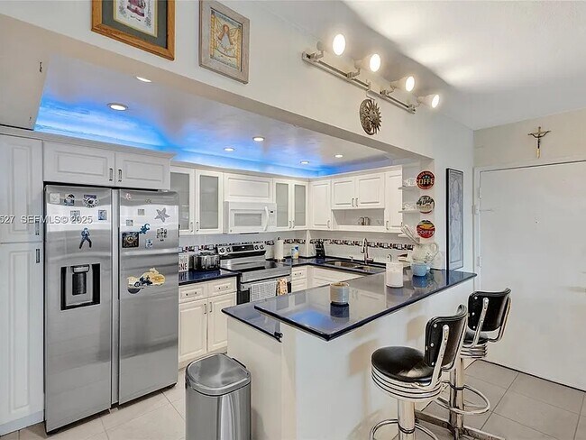 Building Photo - 5005 Collins Ave