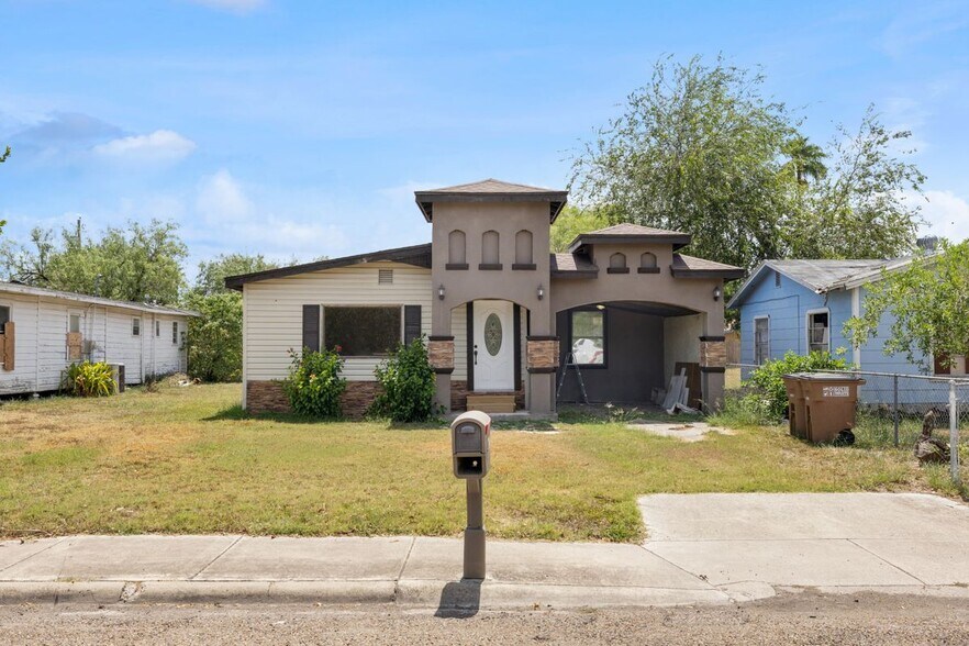 Primary Photo - 1206 E Samano St