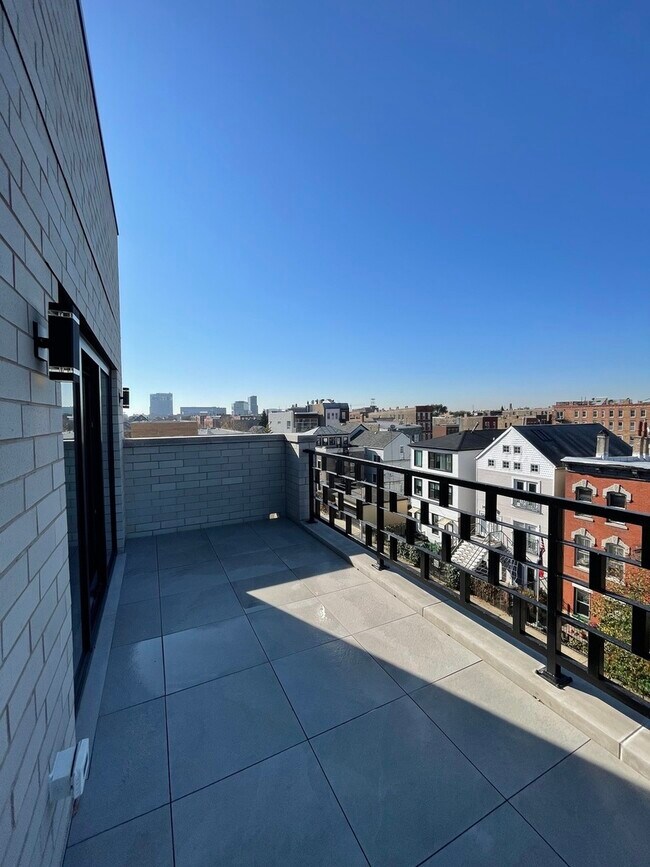 Building Photo - 719 N Elizabeth St