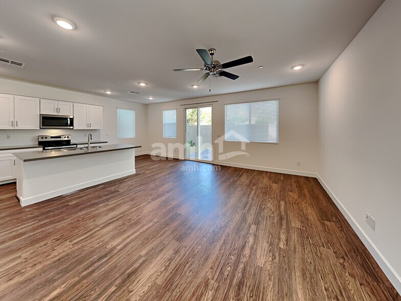 Building Photo - 10072 Roseum Ct