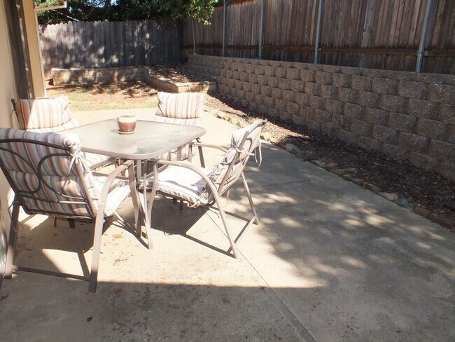 Building Photo - Rescue 2/2 1050 sf home with garage and yard!