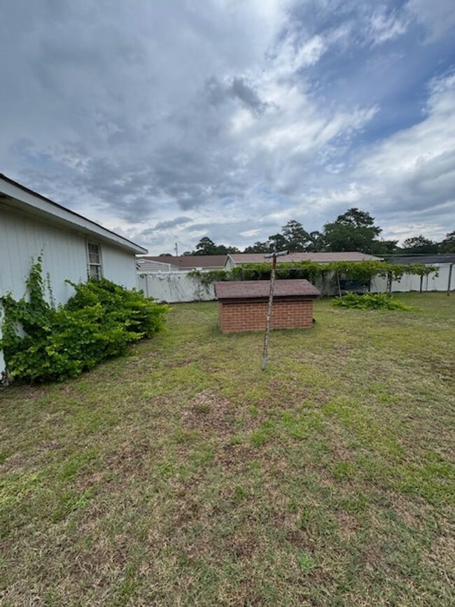 Building Photo - 709 Luther Dr