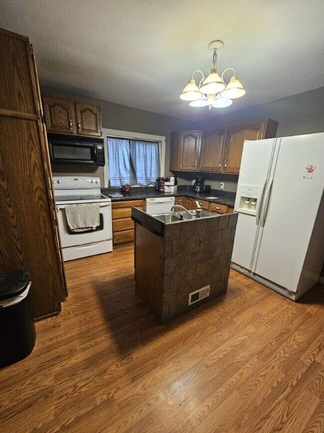 Building Photo - 1923 8th Ave N