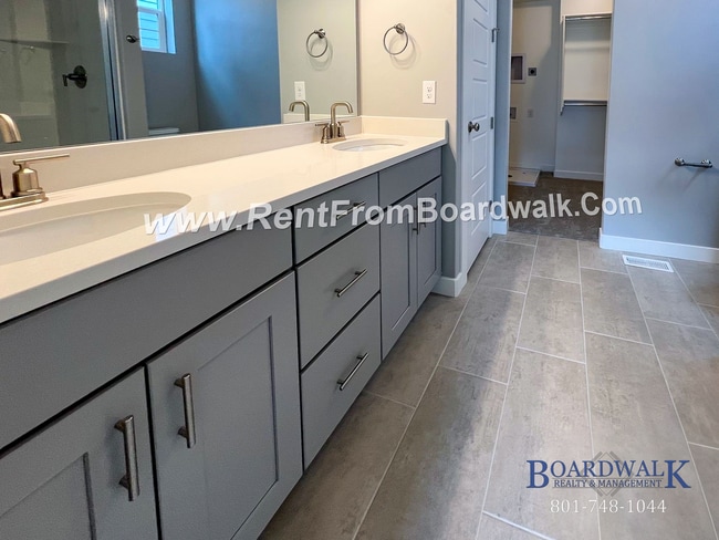 Building Photo - Modern Town Home in Highland!