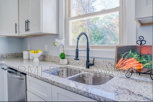 Building Photo - 2204 Emerson Pl