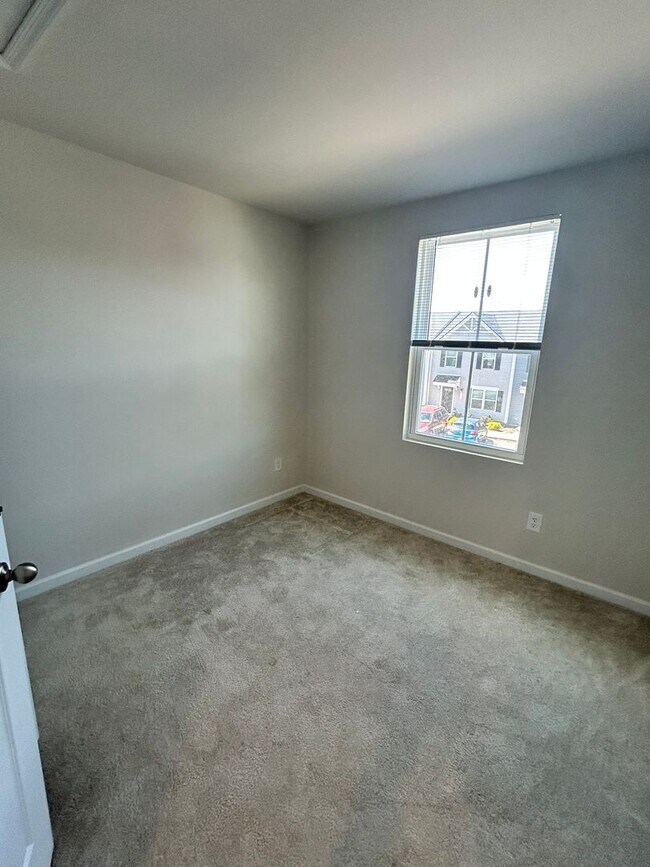 Building Photo - 3 Bedroom 2.5-Bath Home
