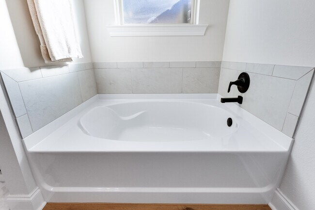 Building Photo - 104 Claystone Rd