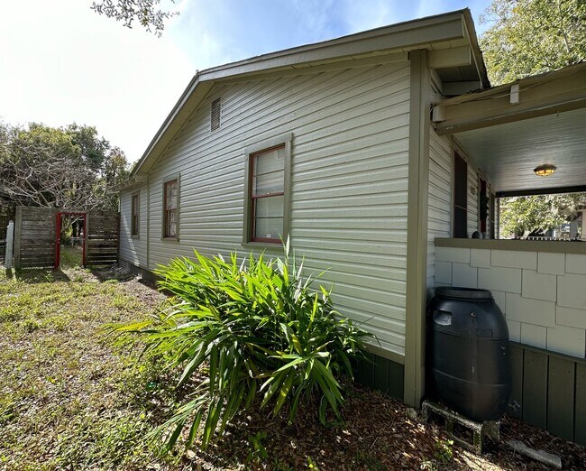 Building Photo - Lovely 2 Bedroom, 1 Bathroom Home in Fifth Avenue Neighborhood (w/ Study)