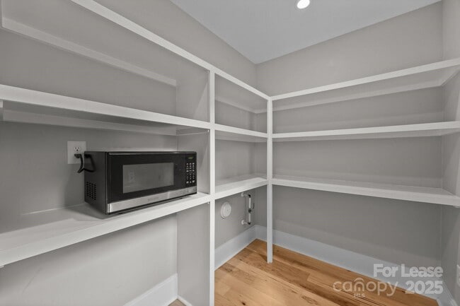 Building Photo - 1207 Lakedell Dr