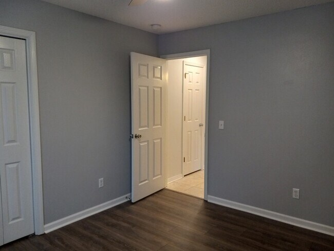 Building Photo - Large 3/2 Family Home that is Conveniently located off Blue Angel PKWY