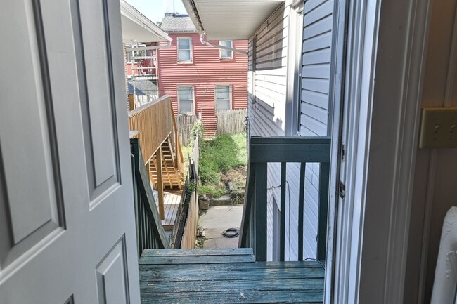 Building Photo - Charming 3 Bedroom on 2nd St