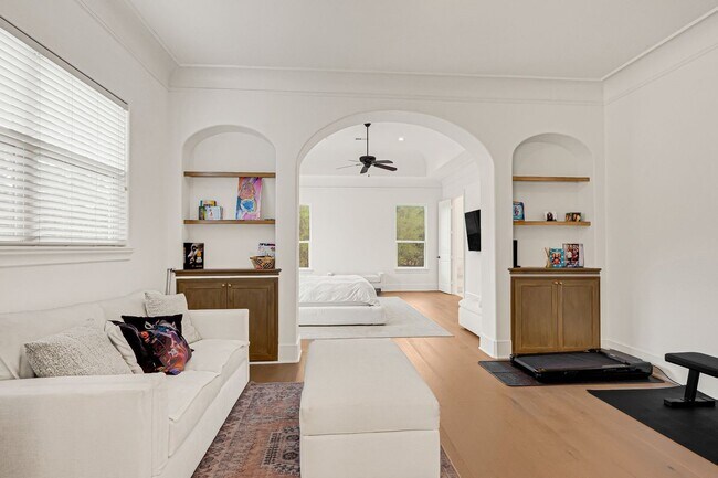 Building Photo - 2706 Tudor Manor