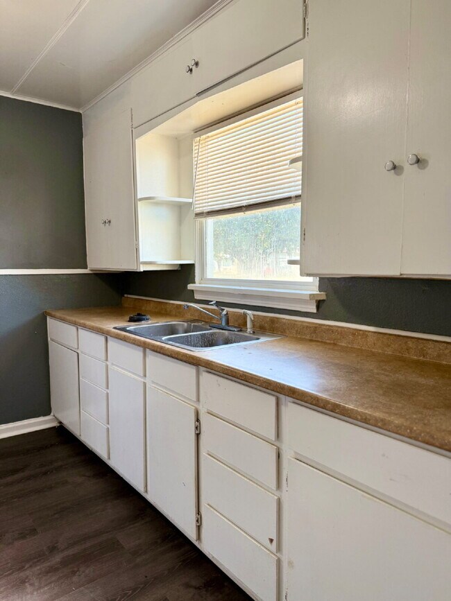 Building Photo - Steps from Beautiful  Park, Bonus Room & Central Lubbock Living!