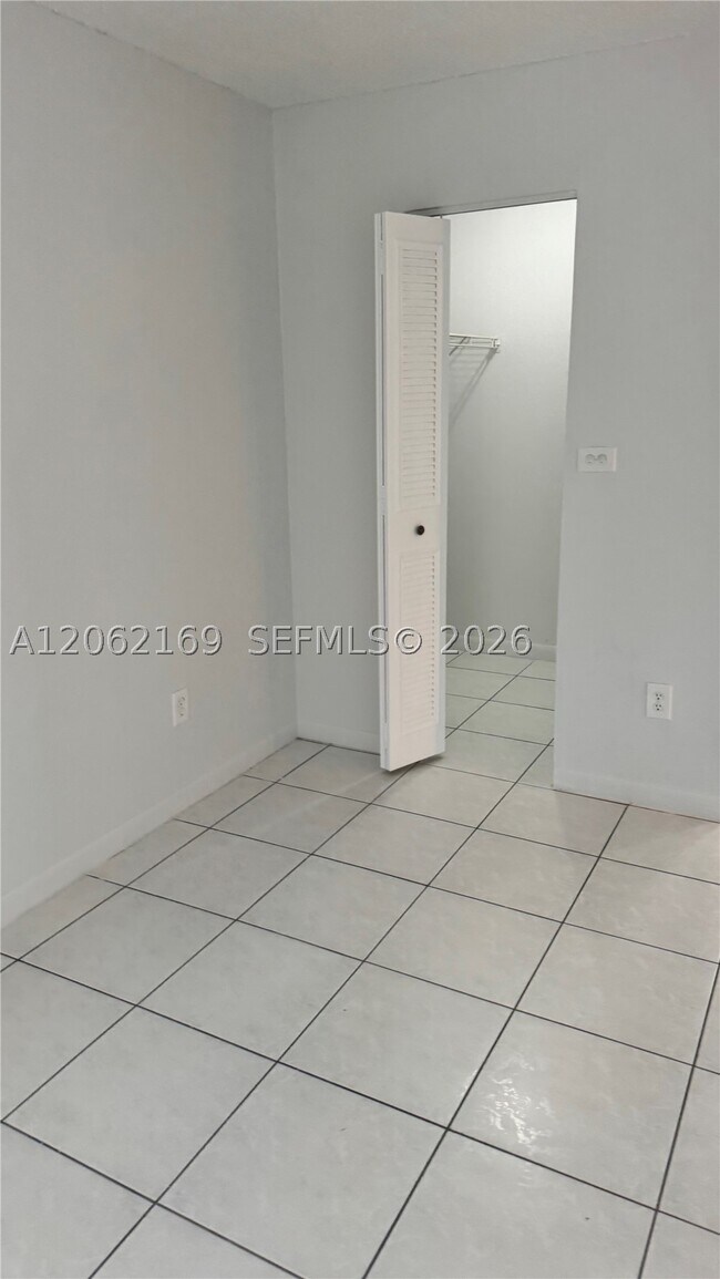 Building Photo - 14221 N Kendall Dr